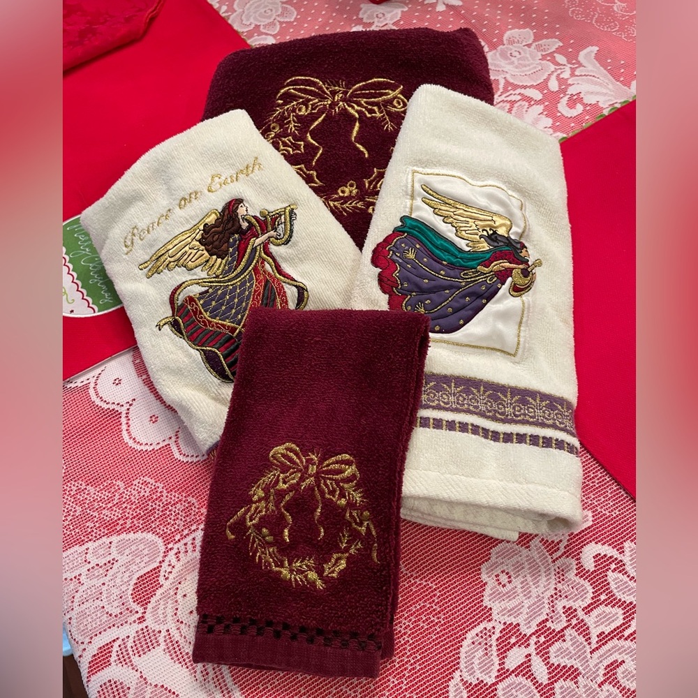 4 bathroom Christmas towels
